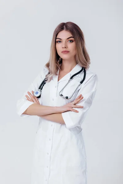 Mujer doctora en bata blanca con estetoscopio — Foto de Stock