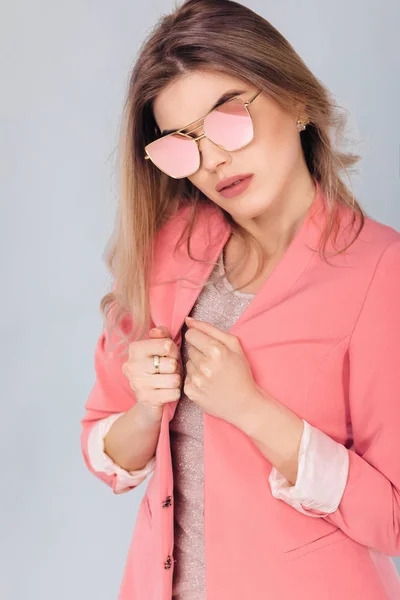 Mulher loira em pastel casual jaqueta posando em estúdio . — Fotografia de Stock