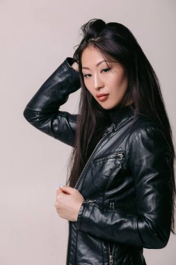 siyah ceketli studio poz Asya modeli