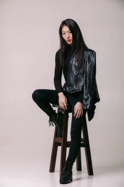 siyah ceketli studio poz Asya modeli