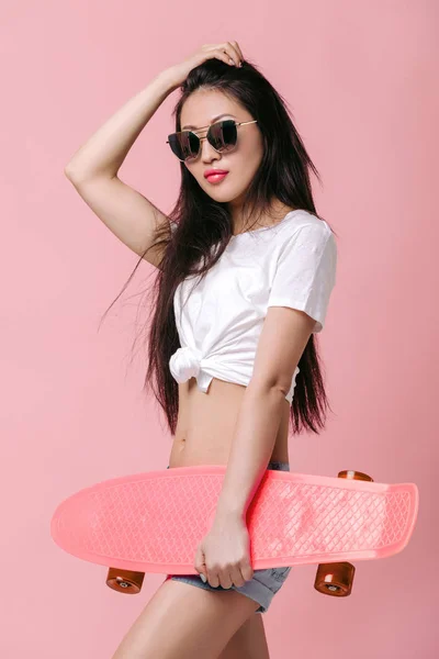 스케이트 보드와 선글라스에 아름 다운 아시아 여자 — 스톡 사진
