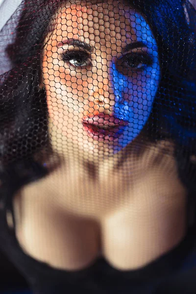 Dantel ile güzel bir seksi esmer kadın portresi — Stok fotoğraf