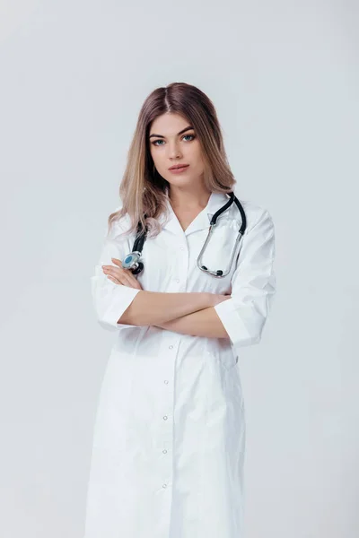 Mujer doctora en bata blanca con estetoscopio — Foto de Stock