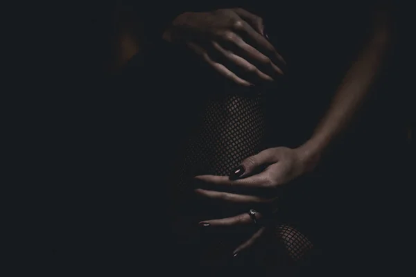 Струнка сексуальна жінка в чорних панчохах сидить на стільці — стокове фото