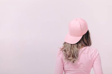pembe kaykay ile beyaz t-shirt güzel kadın