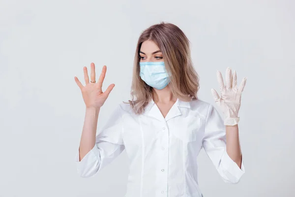 Femme médecin avec masque facial et gants médicaux — Photo