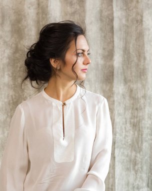 Beyaz bir bluz güzel mutlu esmer kadın