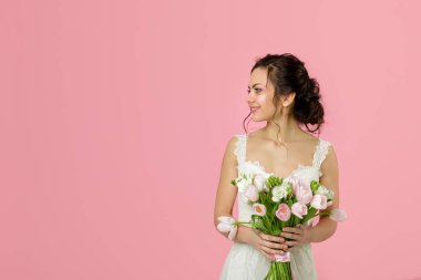 Güzel gelin düğün buket ile portresi