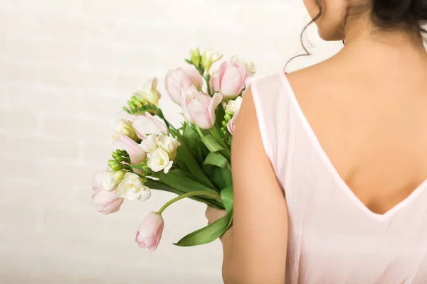 Ramo de boda de tulipanes en las manos de las novias — Foto de Stock