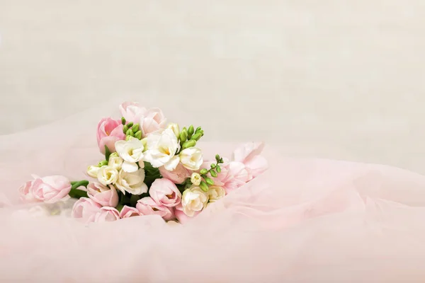 De bruiloft prachtig boeket van roze tulpen — Stockfoto