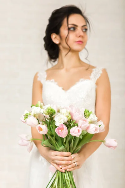 Portré a gyönyörű menyasszony, esküvői csokor — Stock Fotó