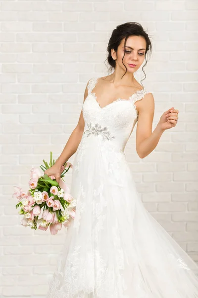 Ritratto di Bella Sposa con Bouquet da Sposa — Foto Stock