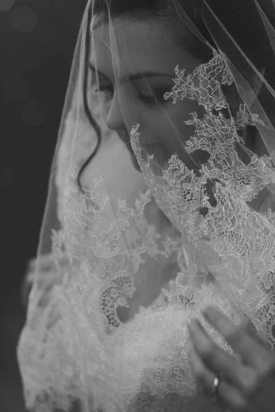Красивый портрет невесты с вуалью на лице — стоковое фото