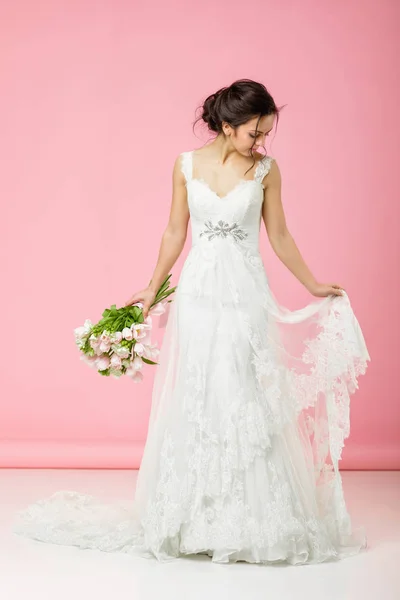 Portrait of beautiful bride with wedding bouquet — Stock Photo, Image