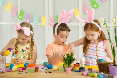 şirin çocukları Paskalya yumurtaları evde boyama.