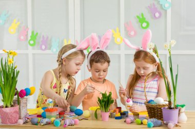 şirin çocukları Paskalya yumurtaları evde boyama.