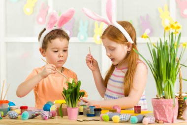 şirin çocukları Paskalya yumurtaları evde boyama.
