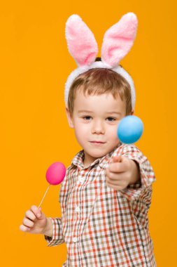 küçük çocuk çocuk tutan renkli yumurta Paskalya bunny kulaklar ile