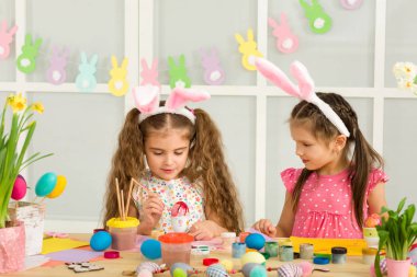 şirin çocukları Paskalya yumurtaları evde boyama.