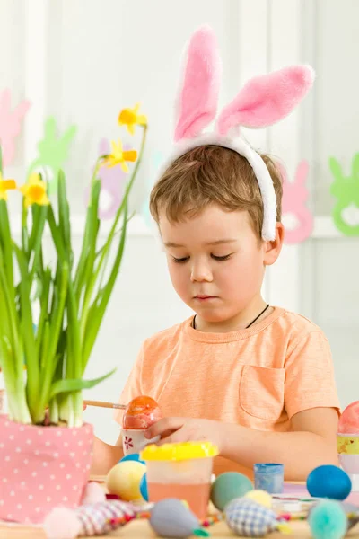 Mały chłopiec dziecko z Easter bunny uszy pisanki — Zdjęcie stockowe