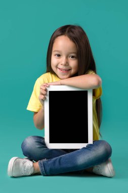 küçük kız boş tablet bilgisayar holding