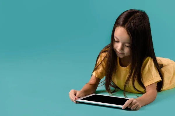 Menina segurando um computador tablet em branco — Fotografia de Stock