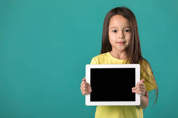 Malá holčička drží prázdné tabletový počítač — Stock fotografie