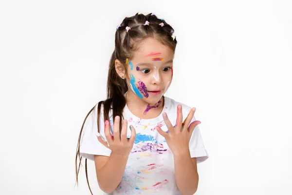 Niña con las manos pintadas en pintura colorida — Foto de Stock