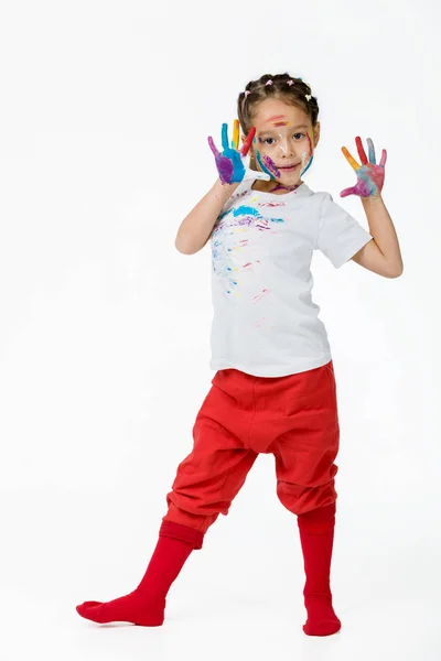 Маленька дівчинка з руками пофарбована в барвисту фарбу — стокове фото