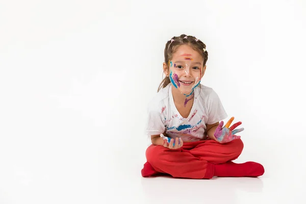 Niña con las manos pintadas en pintura colorida — Foto de Stock