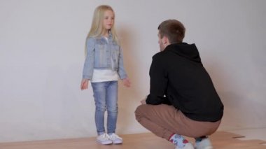 sevimli küçük modeli kız için bir fotoğraf çekimi konuşan fotoğrafçı