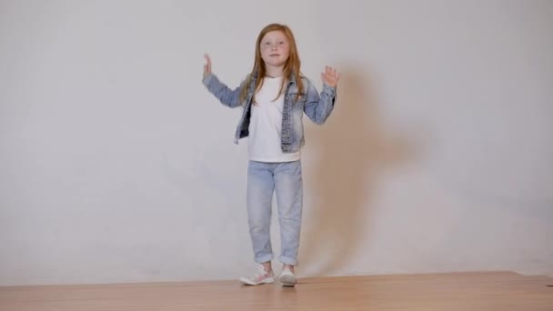 Enfant mignon posant dans le studio photo . — Video