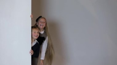 beyaz boş afişini arkasından bakan çocuk.