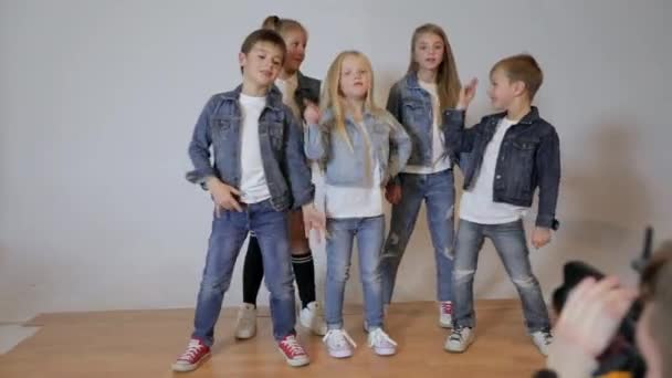 Fotógrafo tomando fotos de niños felices posando en estudio fotográfico . — Vídeo de stock