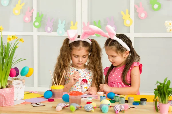 Söta barn måla påskägg hemma. — Stockfoto