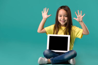 küçük kız boş tablet bilgisayar holding