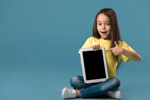 Menina segurando um computador tablet em branco — Fotografia de Stock