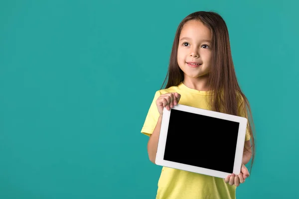 Menina segurando um computador tablet em branco — Fotografia de Stock