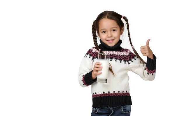 Süt beyaz arka plan üzerinde tutan küçük çocuk kız — Stok fotoğraf