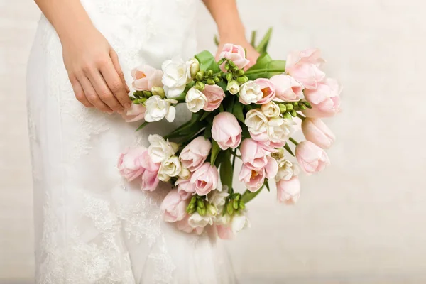 Boeket tulpen in handen van de bruiden bruiloft — Stockfoto