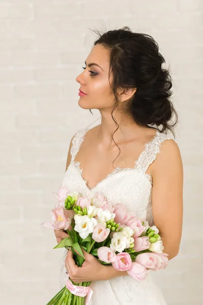 Portret van mooie bruid met Wedding Bouquet — Stockfoto