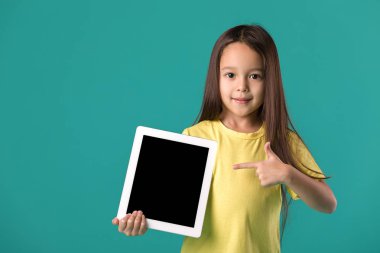 küçük kız boş tablet bilgisayar holding