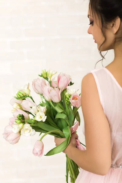 Bukiet tulipanów w rękach brides ślubny — Zdjęcie stockowe