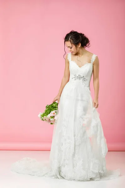 Portret van mooie bruid met Wedding Bouquet — Stockfoto