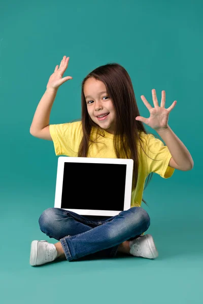 Niña sosteniendo una tableta en blanco — Foto de Stock