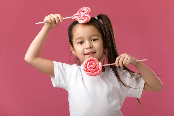 Bir lolipop ile güzel şirin küçük kız — Stok fotoğraf