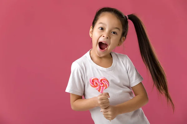 Hermosa linda niña con una piruleta — Foto de Stock