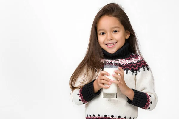 흰색 바탕에 우유의 유리를 잡고 어린 아이 소녀 — 스톡 사진