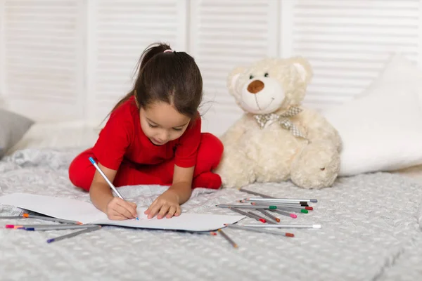 Menina criança desenha com lápis em casa — Fotografia de Stock