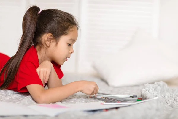 Malá holka dítě kreslí s tužky doma — Stock fotografie